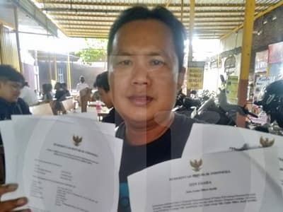 Gambar klien PIRT yang sedang memegang sertifikat produk pangan, diambil oleh jasa urus PIRT.